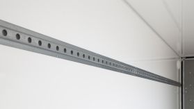 Kinnitussiinid haagise paremal seinal