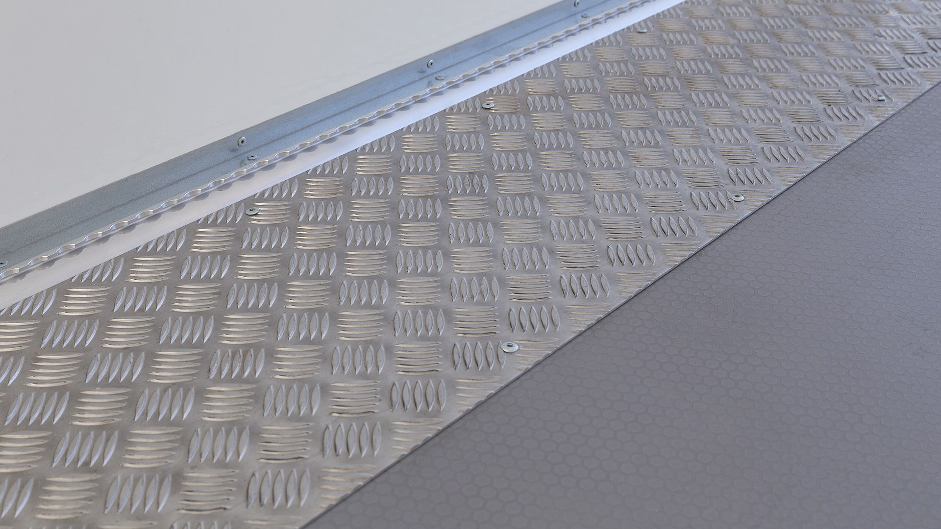 Alumiinium rihvlist sõiduteed